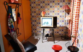 Marseille et mai 68 - Period room avec téléviseur diffusant un discours de Charles de Gaulle