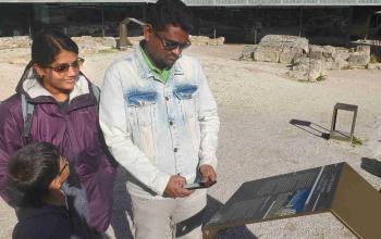 Visiteurs étrangers découvrant