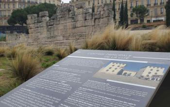 Panneau d'information équipé