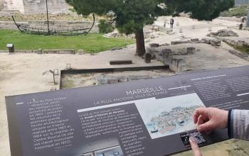 Installation du QR code sur les panneaux d'information du Port Antique