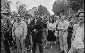 Des ouvriers de la Régie Renault de Boulogne-Billancourt manifestent le 8 août 1986 devant le siège de l'entreprise contre les mesures de licenciement annoncées © Michel Clément / AFP