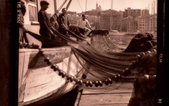Pêcheurs sur le Vieux-Port, photographie d'Albert Detaille, vers 1950, fonds Detaille, coll. Musée d'Histoire de Marseille.