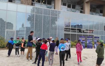 Groupe d'enfants visitant le site du Port Antique