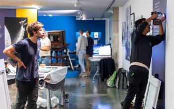 Montage de l'exposition MARSEILLE VUE PAR LES DETAILLE 164 ANS DE PHOTOS