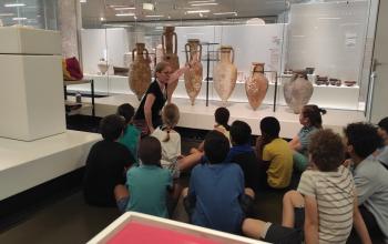 Groupe scolaire en visite dans le musée