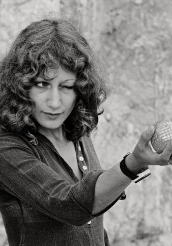 Joueuse visant. Série Pétanque et jeux provençaux ©Hans Silvester